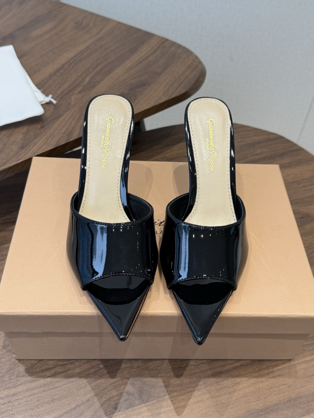 吉安维托·罗西Gianvito Rossi 26春夏 尖头 细跟 凉拖鞋！轻松移动，高跟凉拖鞋！特色钻扣