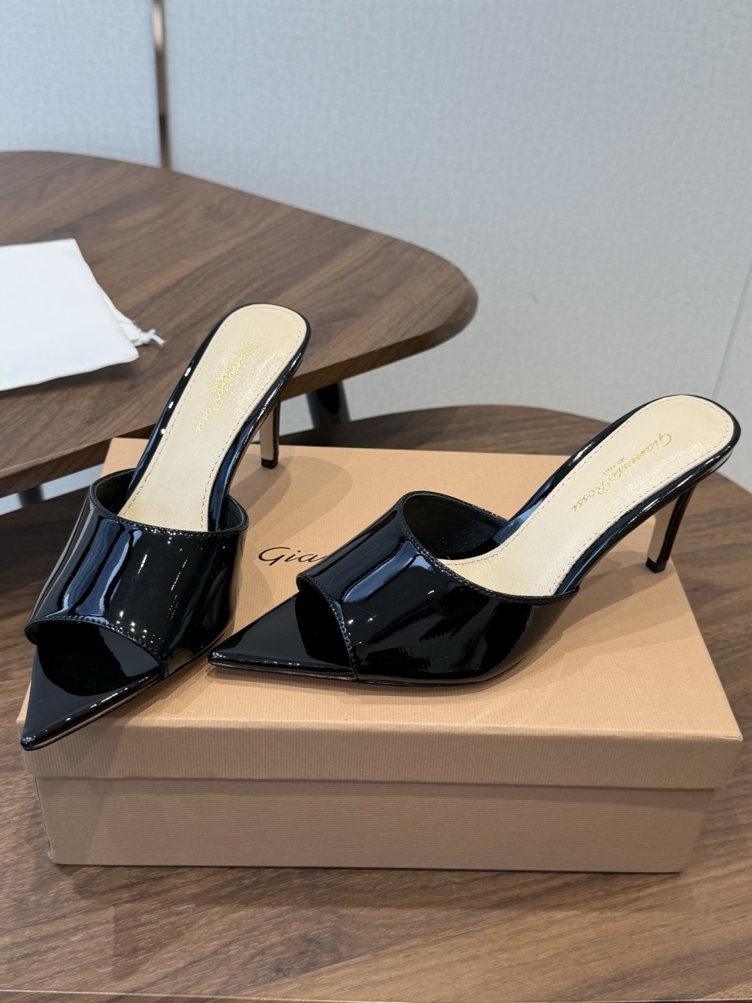 吉安维托·罗西Gianvito Rossi 26春夏 尖头 细跟 凉拖鞋！轻松移动，高跟凉拖鞋！特色钻扣