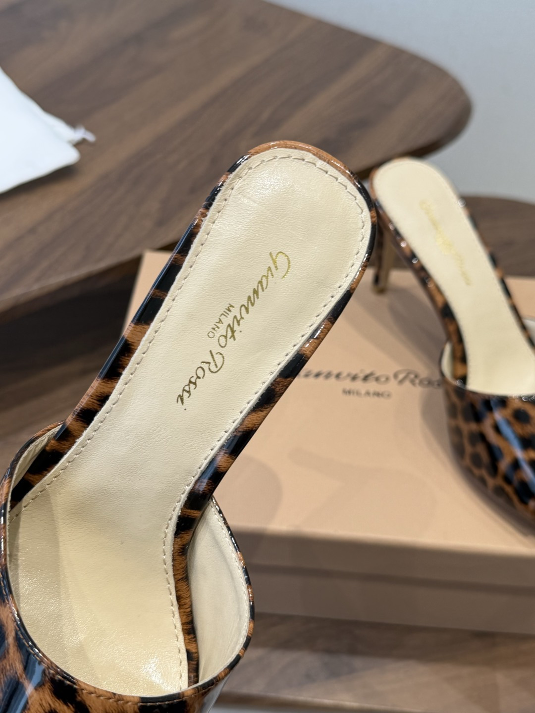 吉安维托·罗西Gianvito Rossi 26春夏 尖头 细跟 凉拖鞋！轻松移动，高跟凉拖鞋！特色钻扣