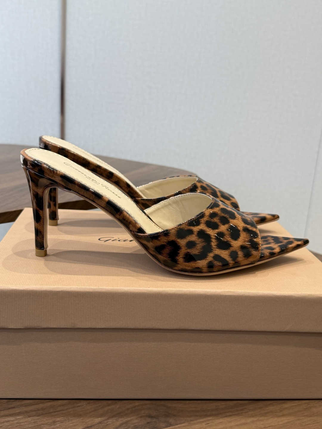 吉安维托·罗西Gianvito Rossi 26春夏 尖头 细跟 凉拖鞋！轻松移动，高跟凉拖鞋！特色钻扣