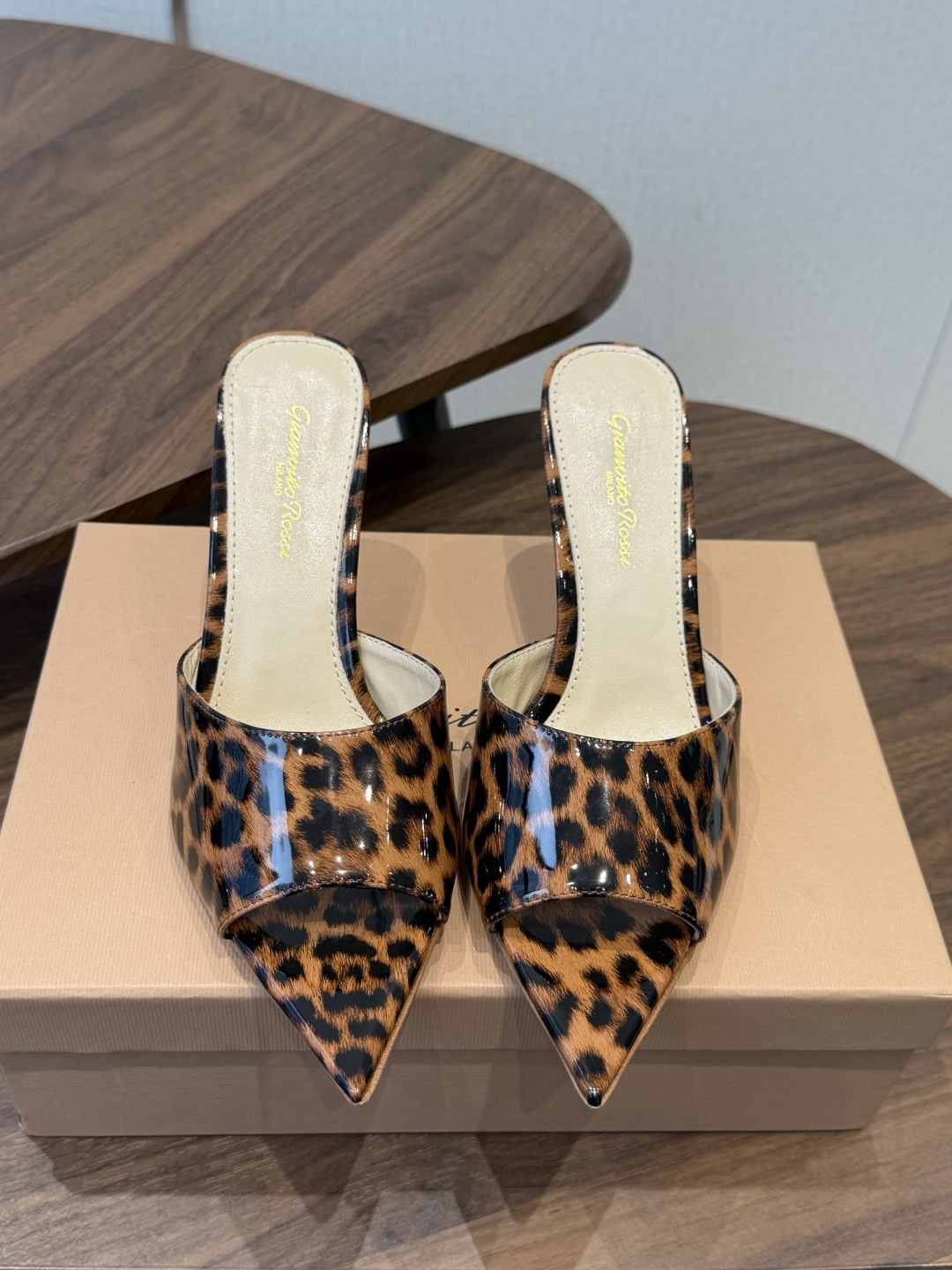 吉安维托·罗西Gianvito Rossi 26春夏 尖头 细跟 凉拖鞋！轻松移动，高跟凉拖鞋！特色钻扣