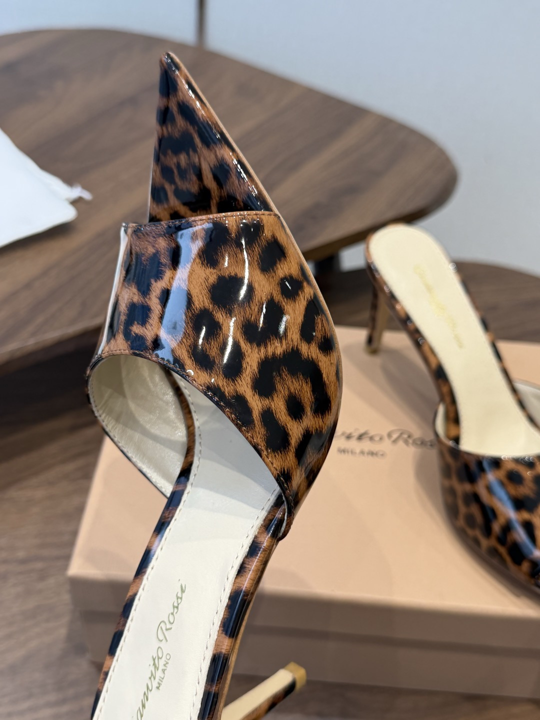 吉安维托·罗西Gianvito Rossi 26春夏 尖头 细跟 凉拖鞋！轻松移动，高跟凉拖鞋！特色钻扣