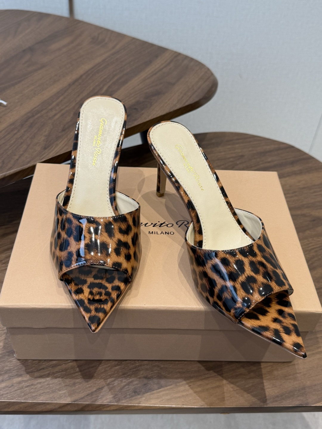 吉安维托·罗西Gianvito Rossi 26春夏 尖头 细跟 凉拖鞋！轻松移动，高跟凉拖鞋！特色钻扣