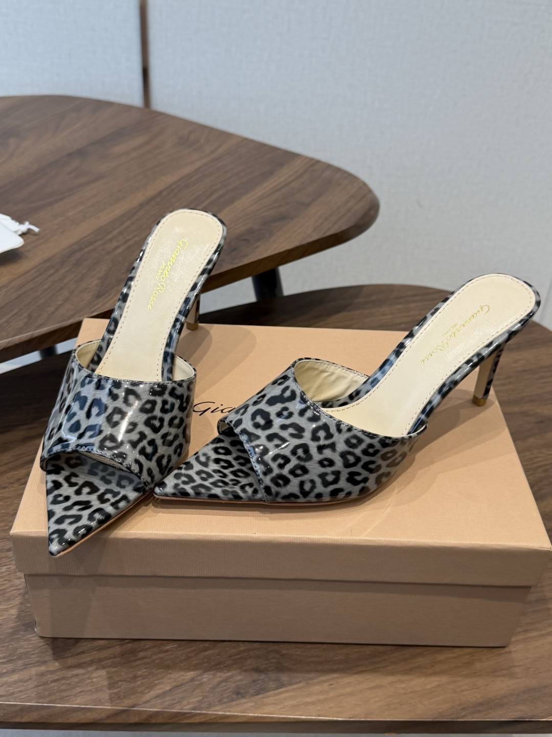 吉安维托·罗西Gianvito Rossi 26春夏 尖头 细跟 凉拖鞋！轻松移动，高跟凉拖鞋！特色钻扣