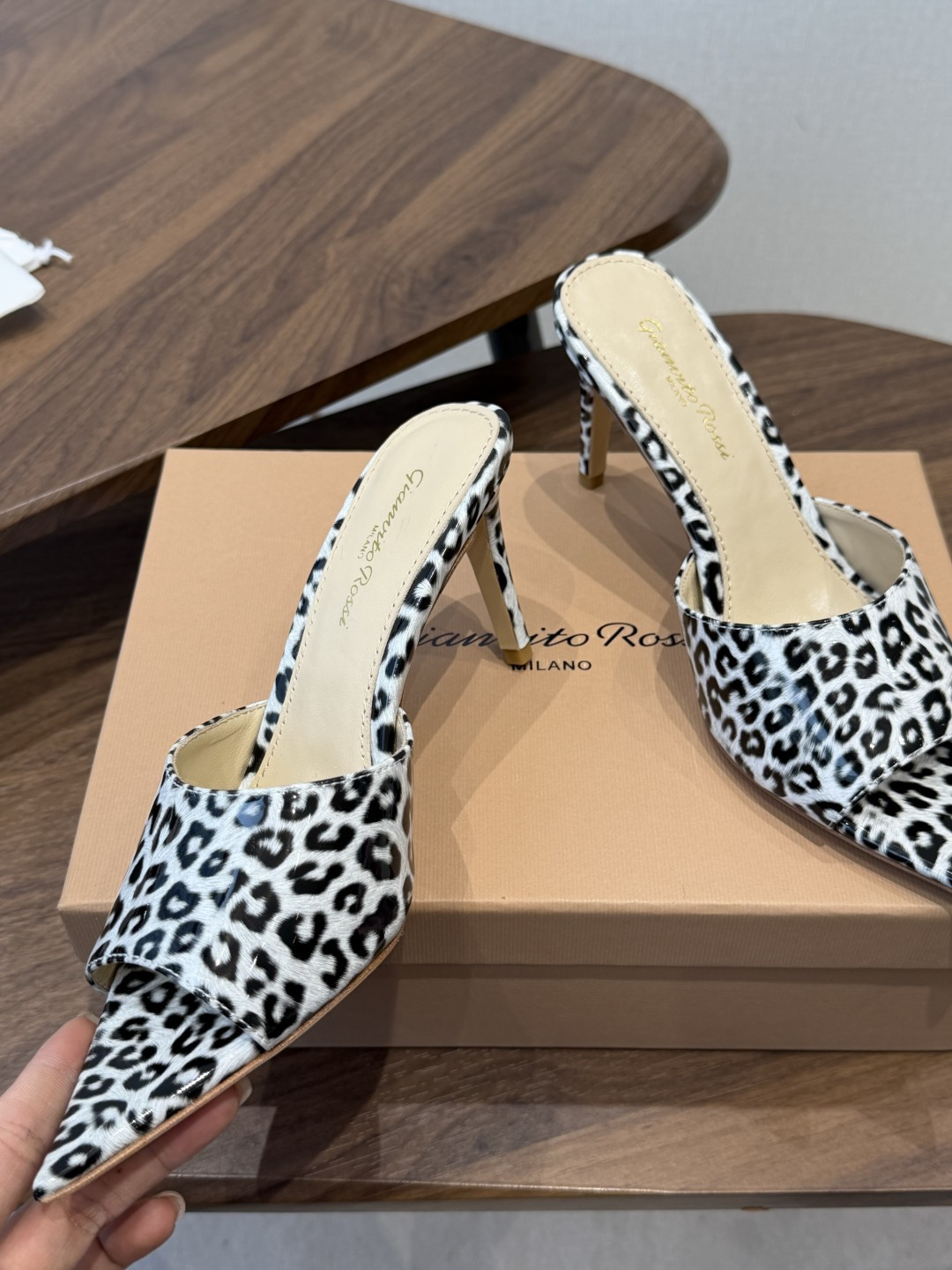 吉安维托·罗西Gianvito Rossi 26春夏 尖头 细跟 凉拖鞋！轻松移动，高跟凉拖鞋！特色钻扣