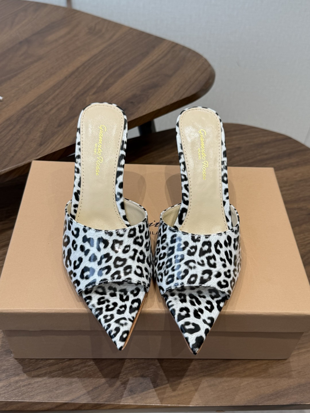 吉安维托·罗西Gianvito Rossi 26春夏 尖头 细跟 凉拖鞋！轻松移动，高跟凉拖鞋！特色钻扣