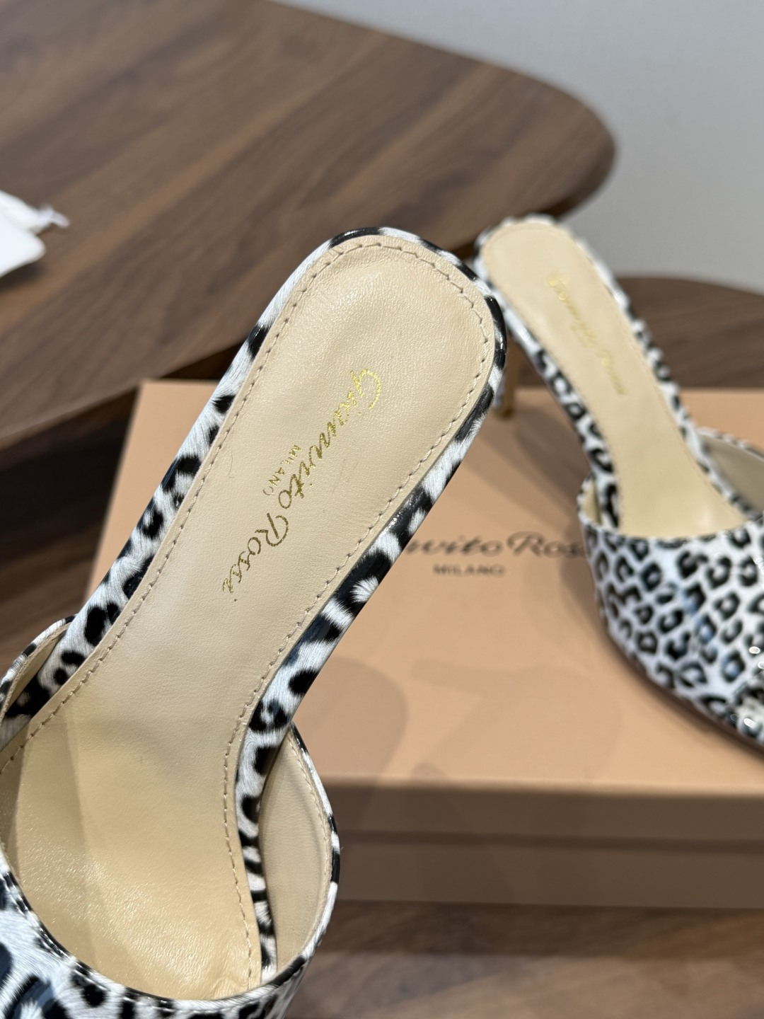 吉安维托·罗西Gianvito Rossi 26春夏 尖头 细跟 凉拖鞋！轻松移动，高跟凉拖鞋！特色钻扣