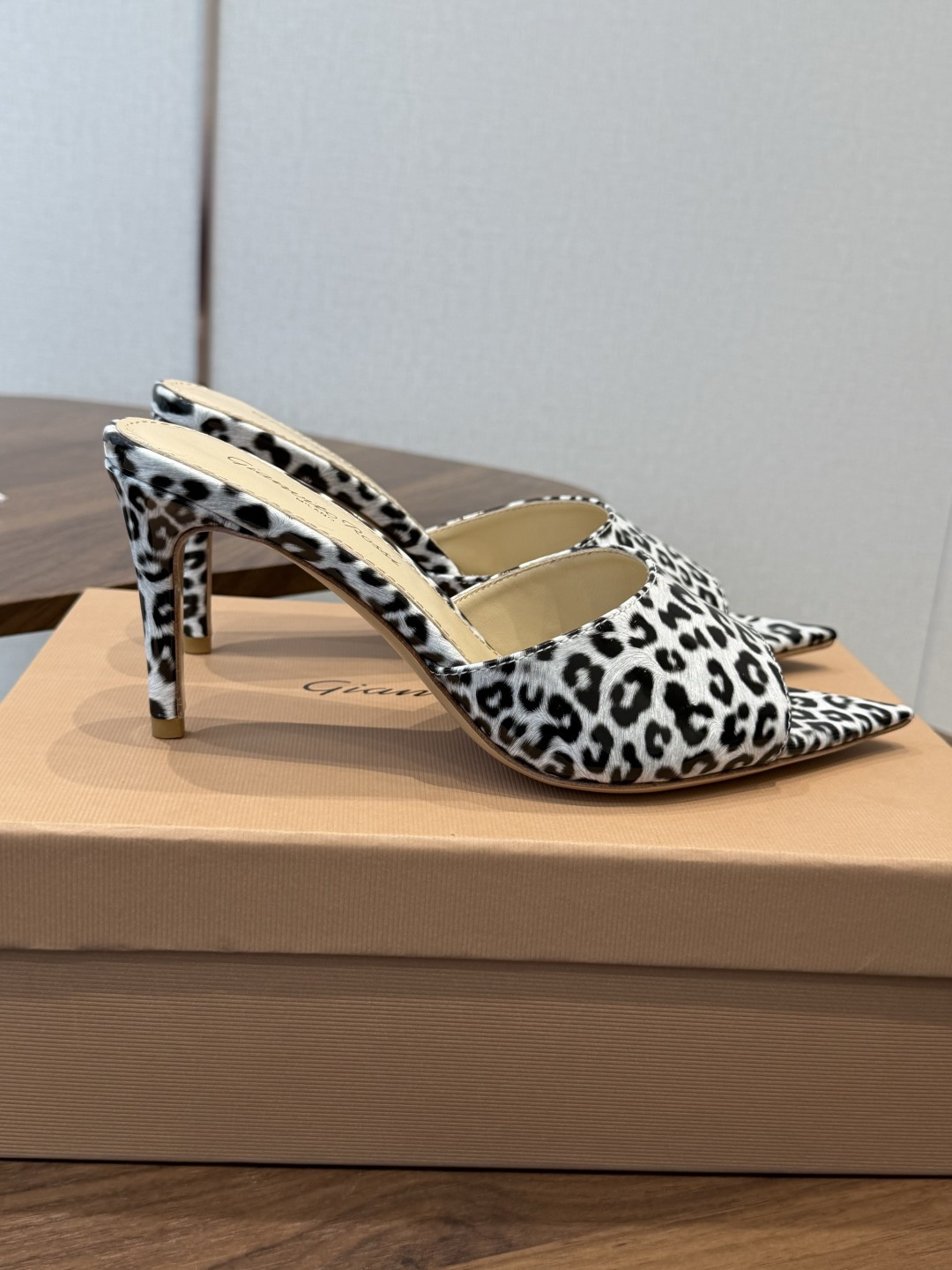 吉安维托·罗西Gianvito Rossi 26春夏 尖头 细跟 凉拖鞋！轻松移动，高跟凉拖鞋！特色钻扣