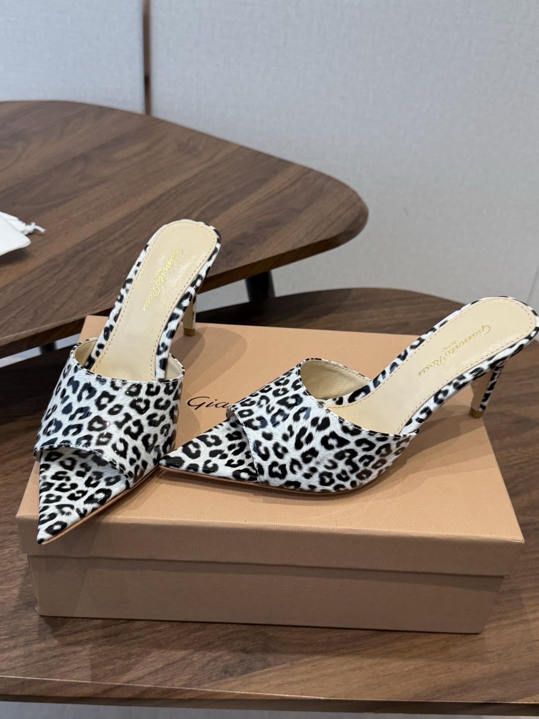 吉安维托·罗西Gianvito Rossi 26春夏 尖头 细跟 凉拖鞋！轻松移动，高跟凉拖鞋！特色钻扣