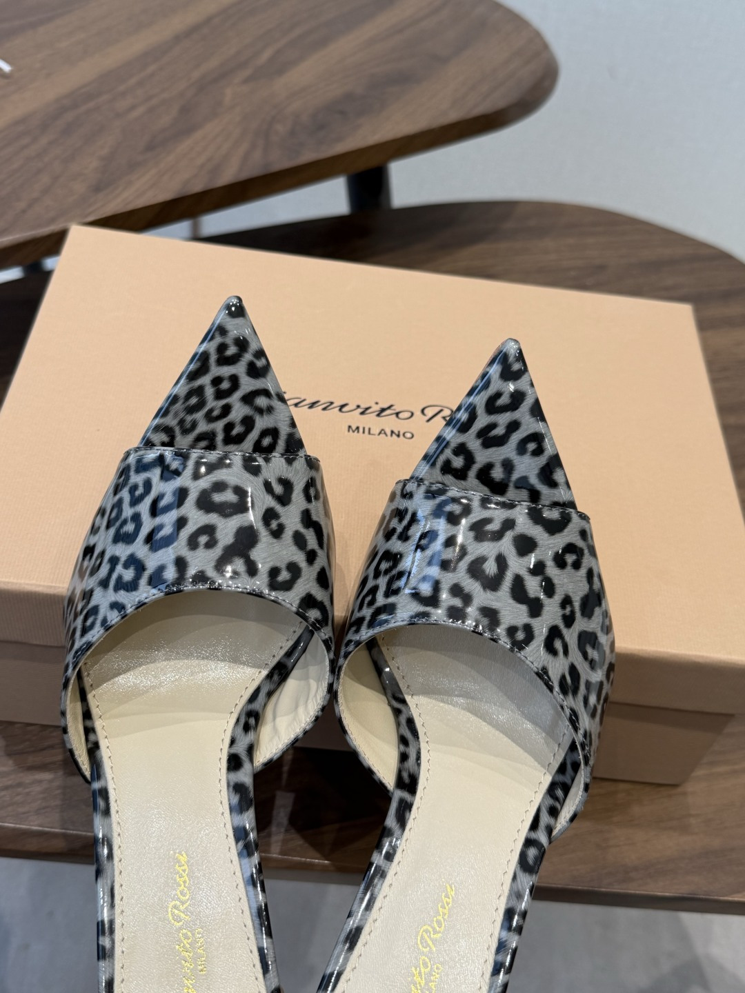 吉安维托·罗西Gianvito Rossi 26春夏 尖头 细跟 凉拖鞋！轻松移动，高跟凉拖鞋！特色钻扣