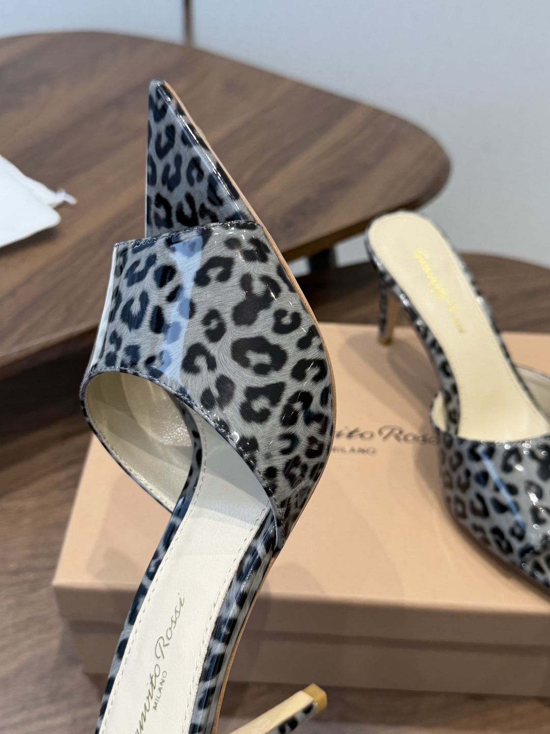 吉安维托·罗西Gianvito Rossi 26春夏 尖头 细跟 凉拖鞋！轻松移动，高跟凉拖鞋！特色钻扣