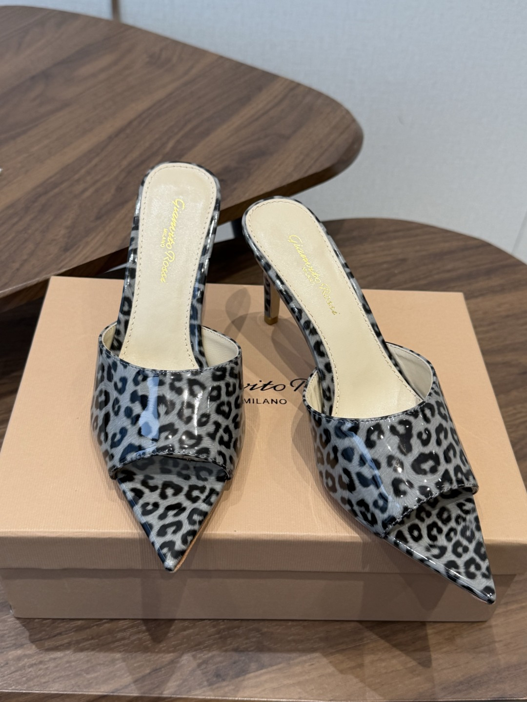 吉安维托·罗西Gianvito Rossi 26春夏 尖头 细跟 凉拖鞋！轻松移动，高跟凉拖鞋！特色钻扣