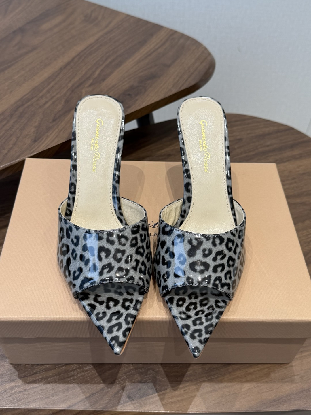 吉安维托·罗西Gianvito Rossi 26春夏 尖头 细跟 凉拖鞋！轻松移动，高跟凉拖鞋！特色钻扣