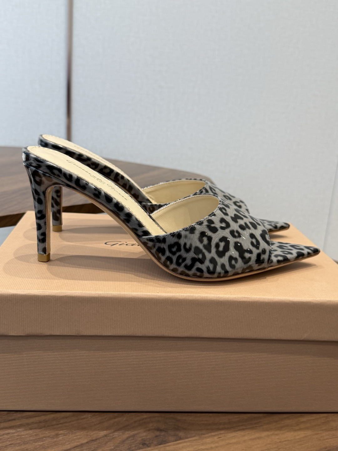 吉安维托·罗西Gianvito Rossi 26春夏 尖头 细跟 凉拖鞋！轻松移动，高跟凉拖鞋！特色钻扣