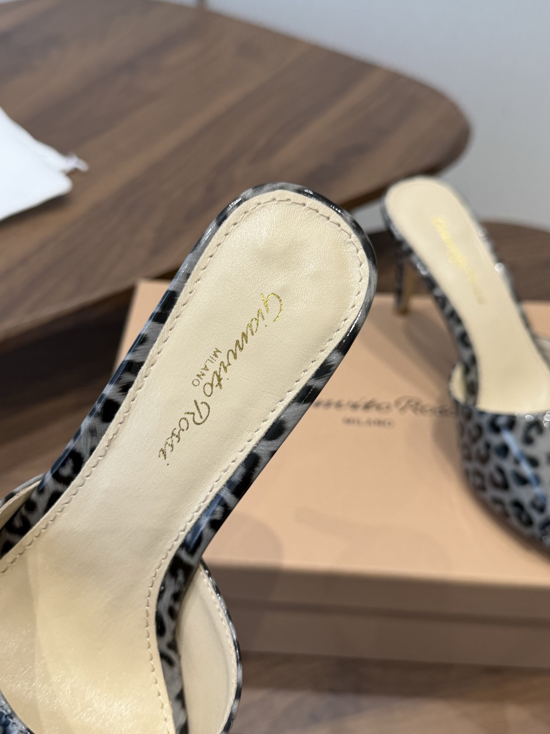 吉安维托·罗西Gianvito Rossi 26春夏 尖头 细跟 凉拖鞋！轻松移动，高跟凉拖鞋！特色钻扣