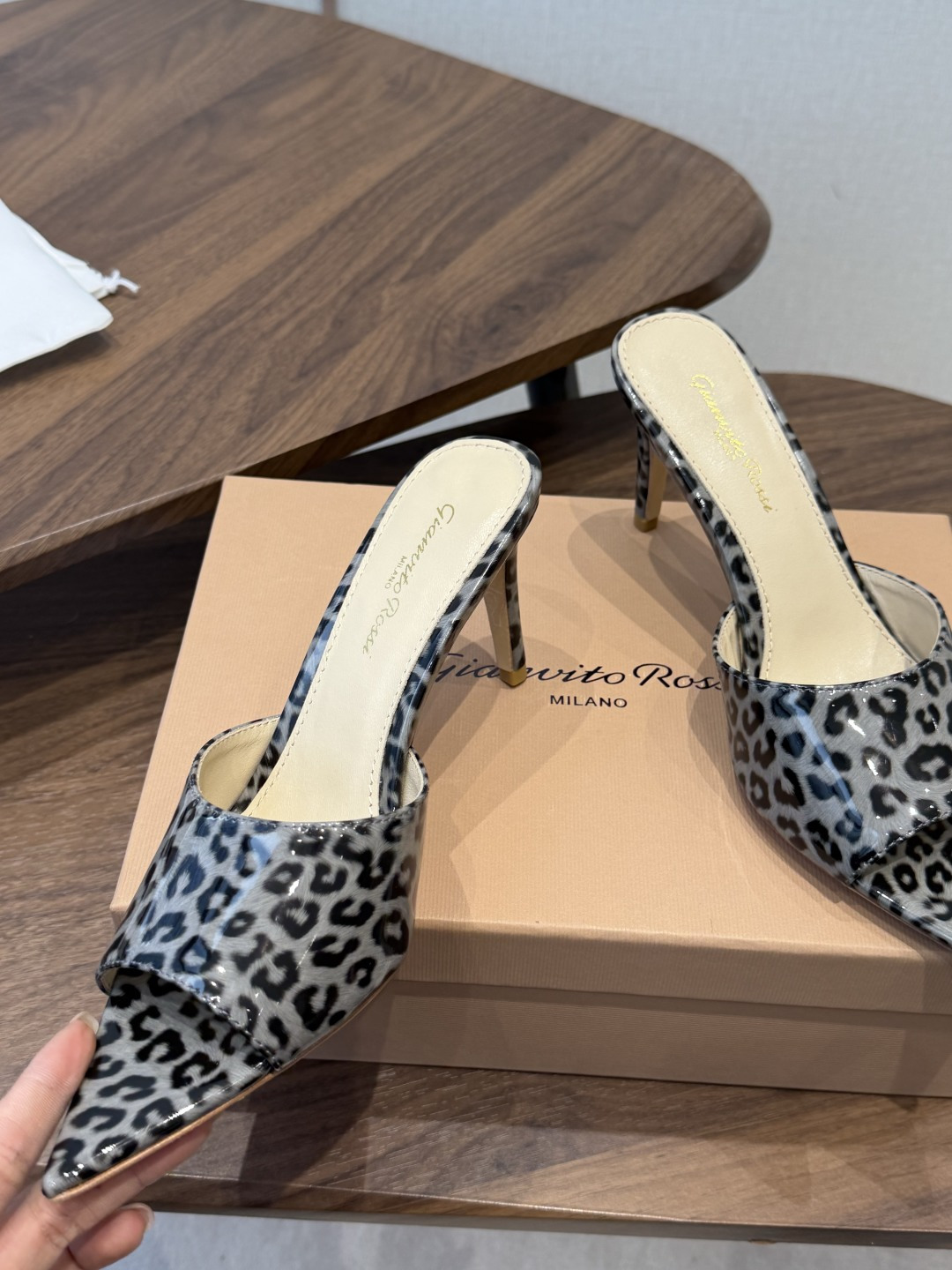 吉安维托·罗西Gianvito Rossi 26春夏 尖头 细跟 凉拖鞋！轻松移动，高跟凉拖鞋！特色钻扣