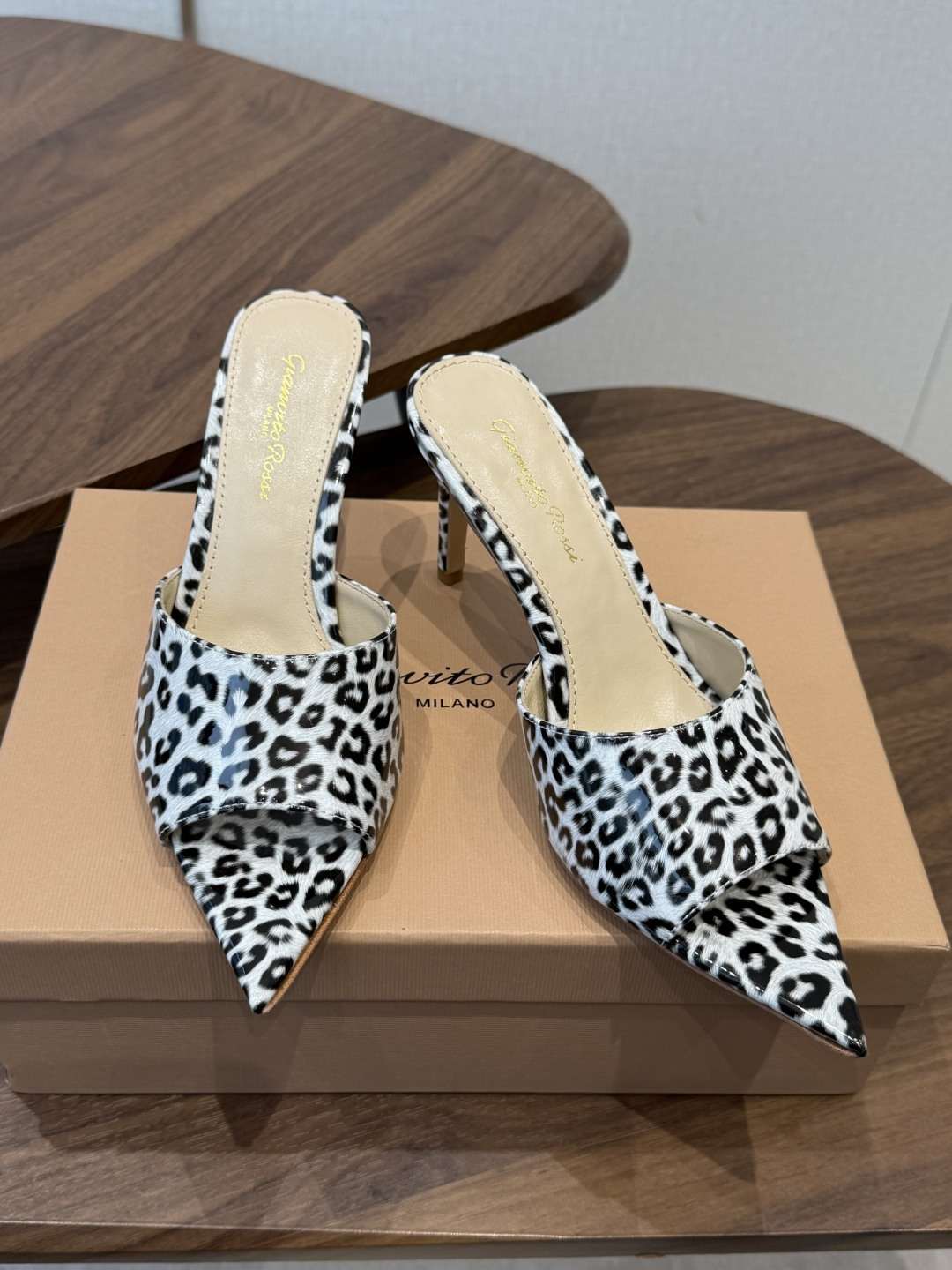 吉安维托·罗西Gianvito Rossi 26春夏 尖头 细跟 凉拖鞋！轻松移动，高跟凉拖鞋！特色钻扣