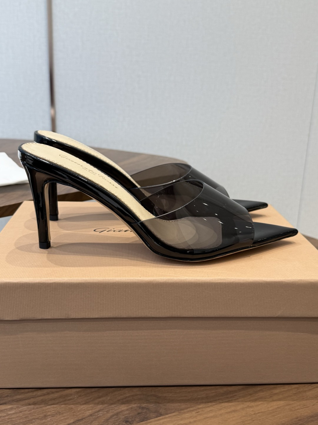 吉安维托·罗西Gianvito Rossi 26春夏 尖头 细跟 凉拖鞋！轻松移动，高跟凉拖鞋！特色钻扣
