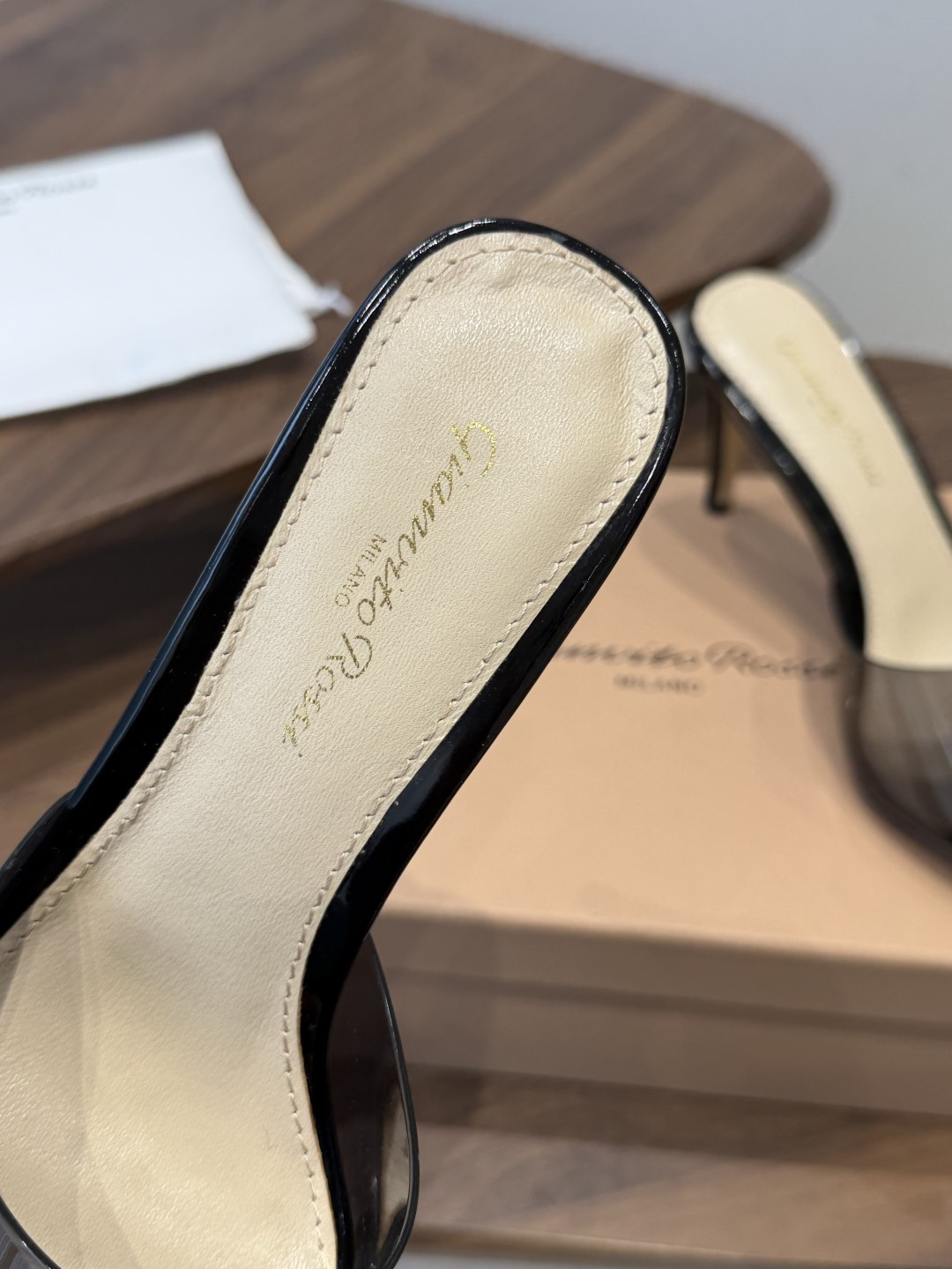 吉安维托·罗西Gianvito Rossi 26春夏 尖头 细跟 凉拖鞋！轻松移动，高跟凉拖鞋！特色钻扣