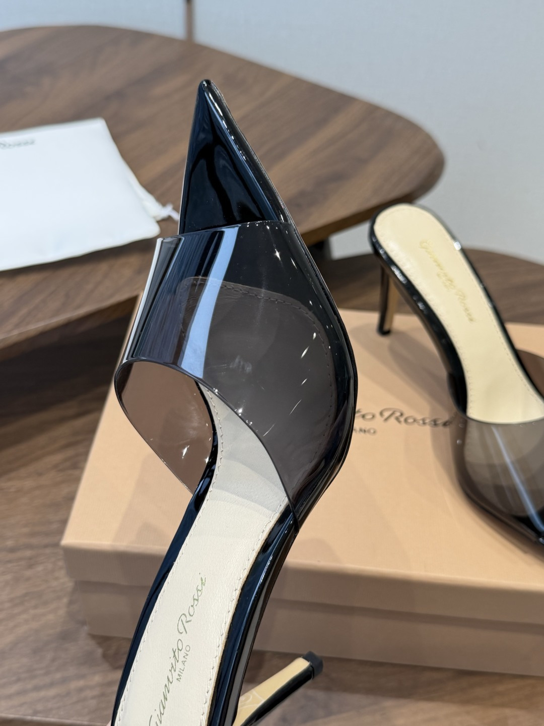 吉安维托·罗西Gianvito Rossi 26春夏 尖头 细跟 凉拖鞋！轻松移动，高跟凉拖鞋！特色钻扣