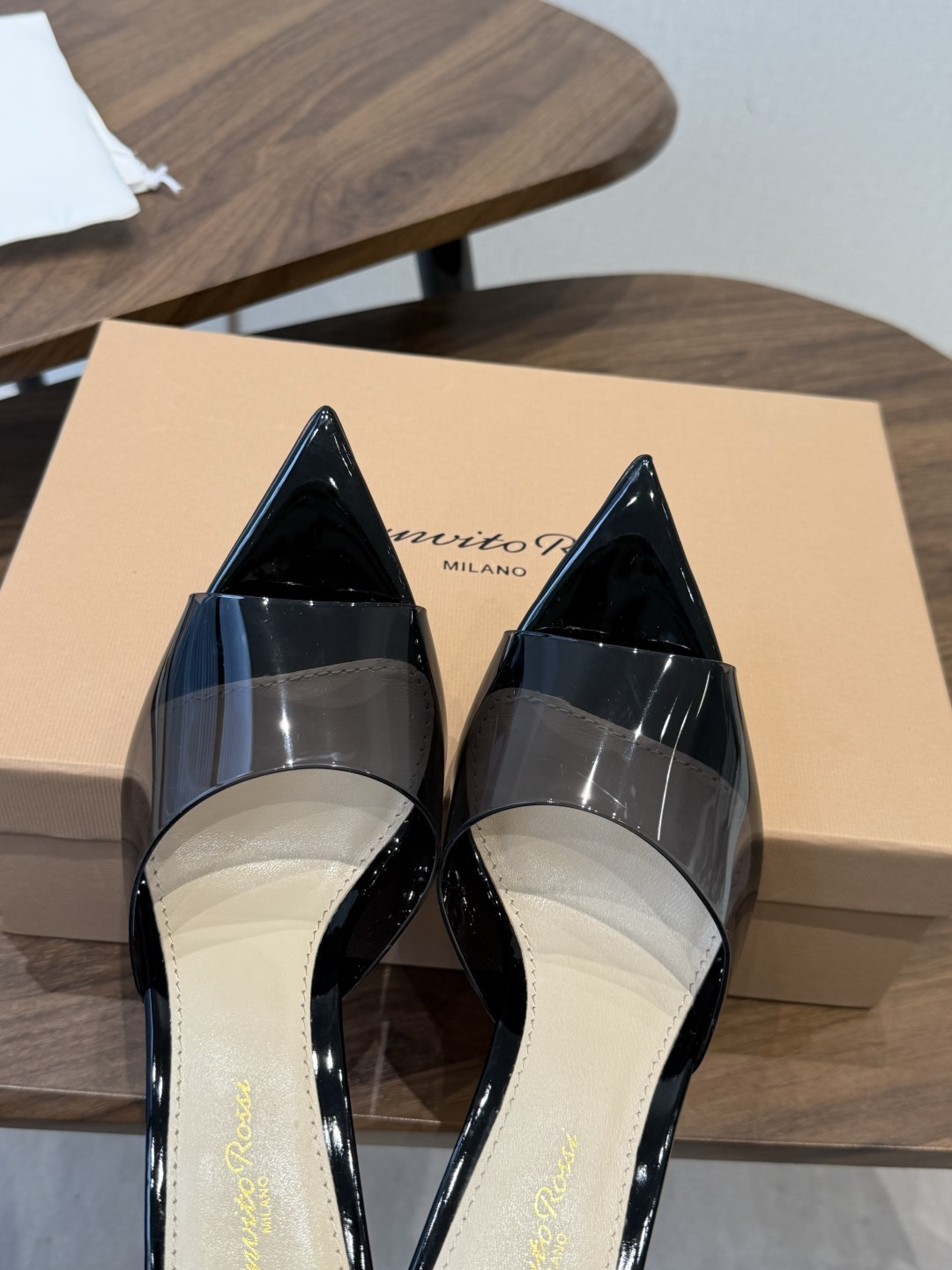 吉安维托·罗西Gianvito Rossi 26春夏 尖头 细跟 凉拖鞋！轻松移动，高跟凉拖鞋！特色钻扣