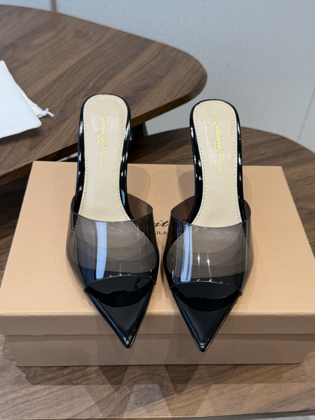 吉安维托·罗西Gianvito Rossi 26春夏 尖头 细跟 凉拖鞋！轻松移动，高跟凉拖鞋！特色钻扣