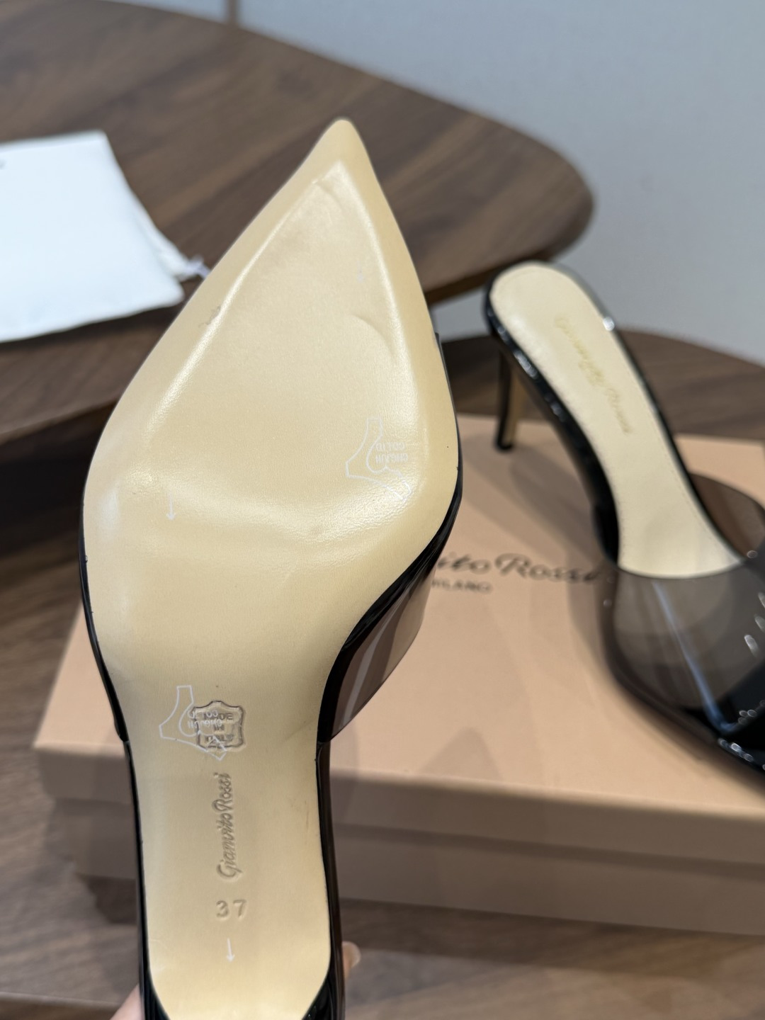 吉安维托·罗西Gianvito Rossi 26春夏 尖头 细跟 凉拖鞋！轻松移动，高跟凉拖鞋！特色钻扣