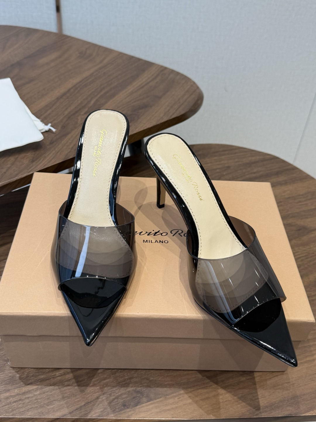 吉安维托·罗西Gianvito Rossi 26春夏 尖头 细跟 凉拖鞋！轻松移动，高跟凉拖鞋！特色钻扣