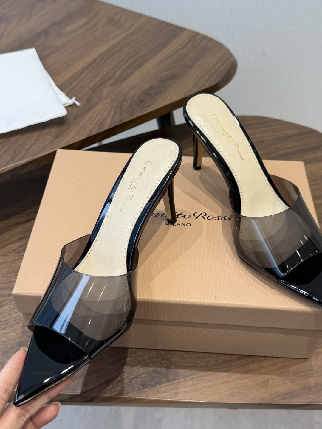 吉安维托·罗西Gianvito Rossi 26春夏 尖头 细跟 凉拖鞋！轻松移动，高跟凉拖鞋！特色钻扣