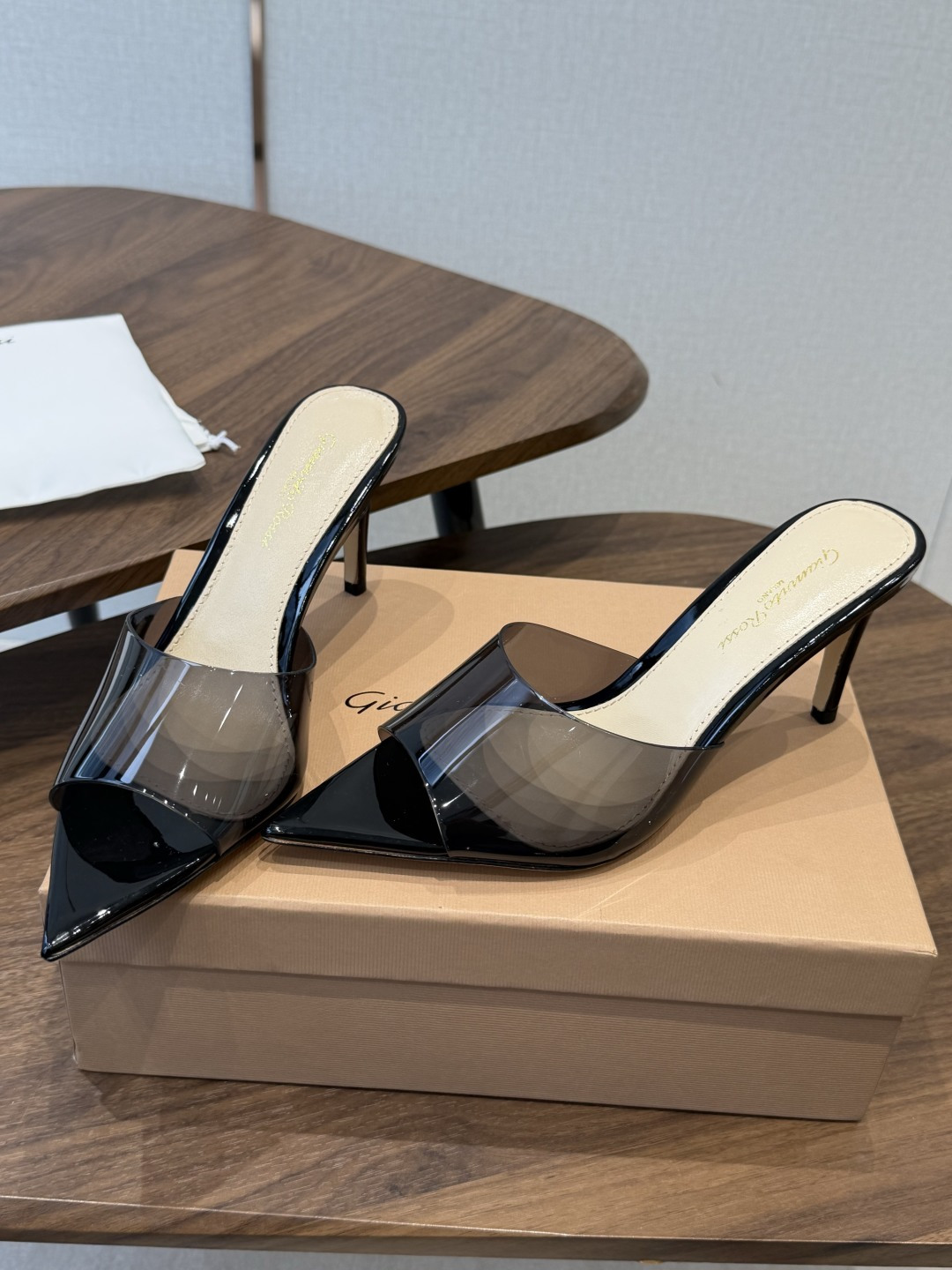 吉安维托·罗西Gianvito Rossi 26春夏 尖头 细跟 凉拖鞋！轻松移动，高跟凉拖鞋！特色钻扣