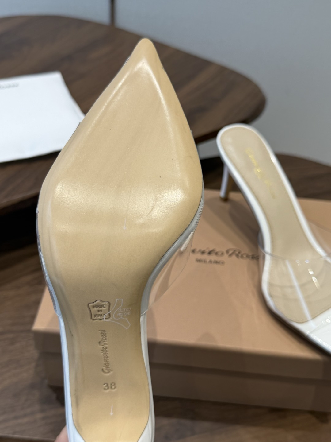 吉安维托·罗西Gianvito Rossi 26春夏 尖头 细跟 凉拖鞋！轻松移动，高跟凉拖鞋！特色钻扣
