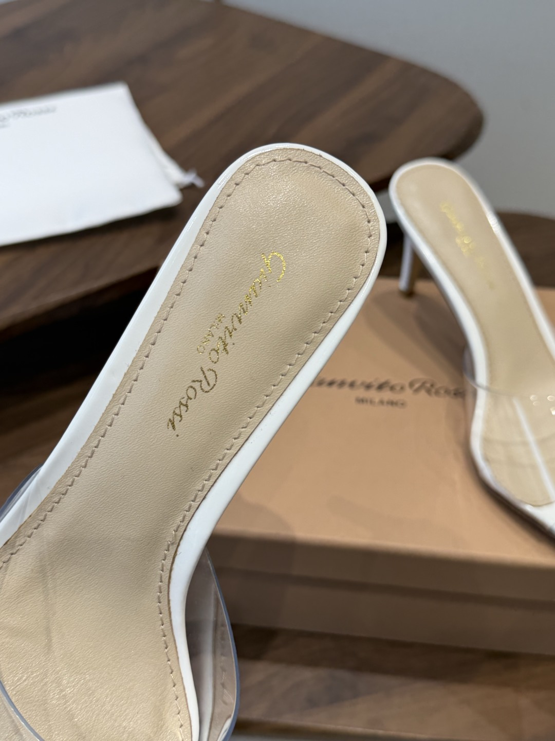 吉安维托·罗西Gianvito Rossi 26春夏 尖头 细跟 凉拖鞋！轻松移动，高跟凉拖鞋！特色钻扣
