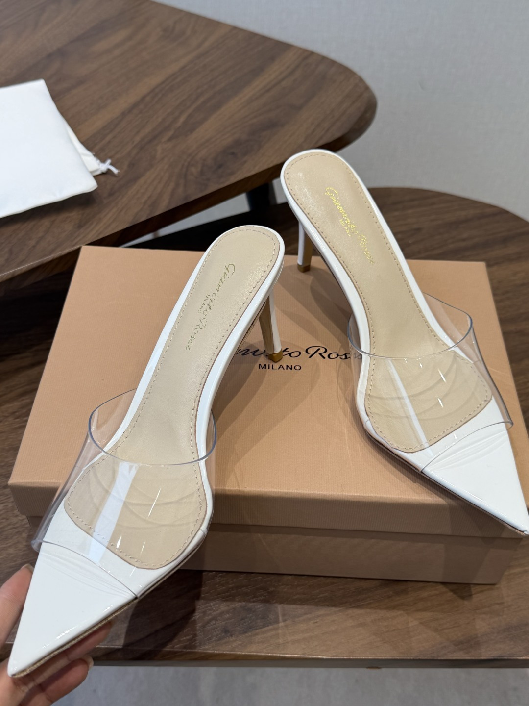 吉安维托·罗西Gianvito Rossi 26春夏 尖头 细跟 凉拖鞋！轻松移动，高跟凉拖鞋！特色钻扣