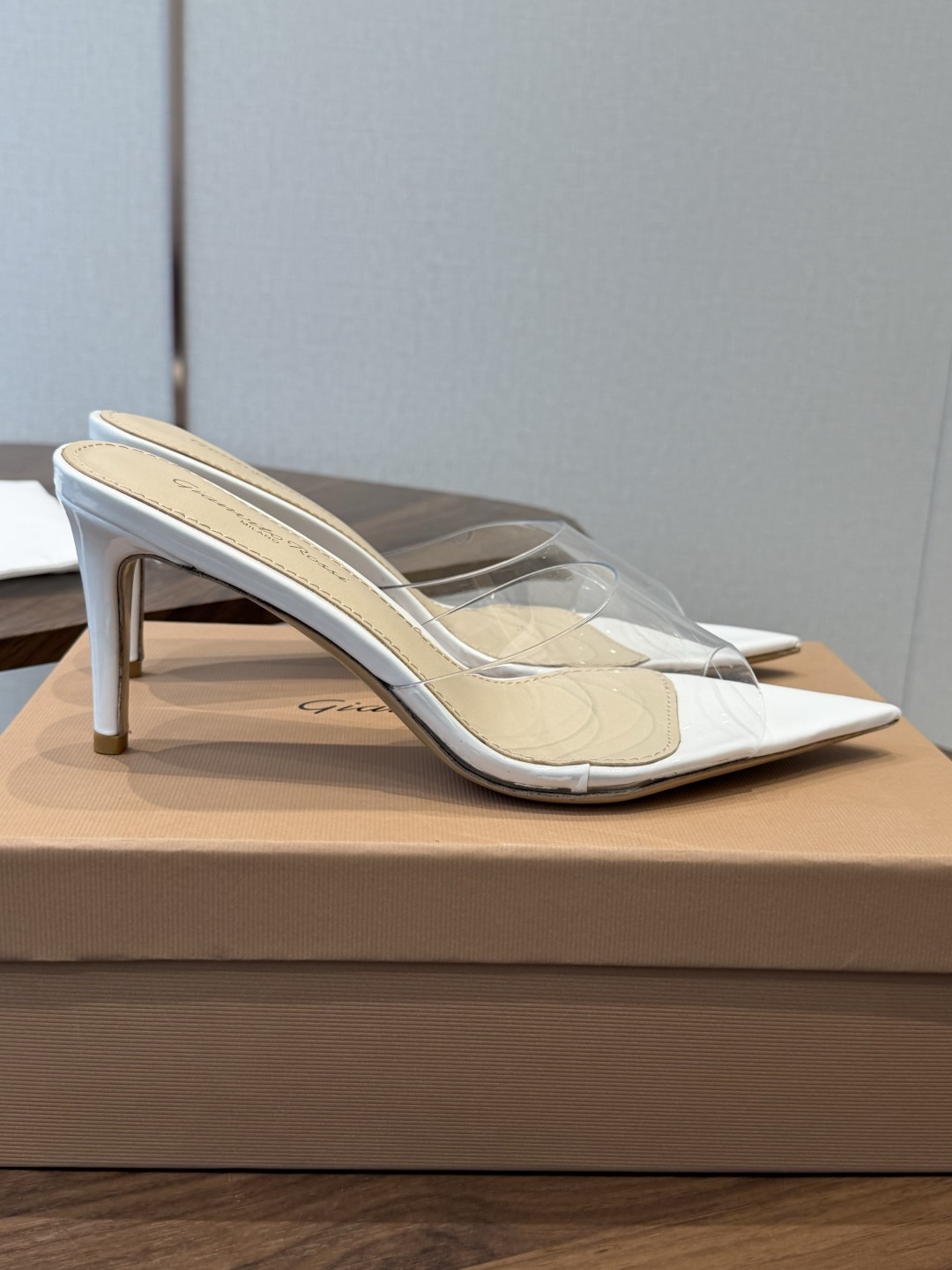 吉安维托·罗西Gianvito Rossi 26春夏 尖头 细跟 凉拖鞋！轻松移动，高跟凉拖鞋！特色钻扣
