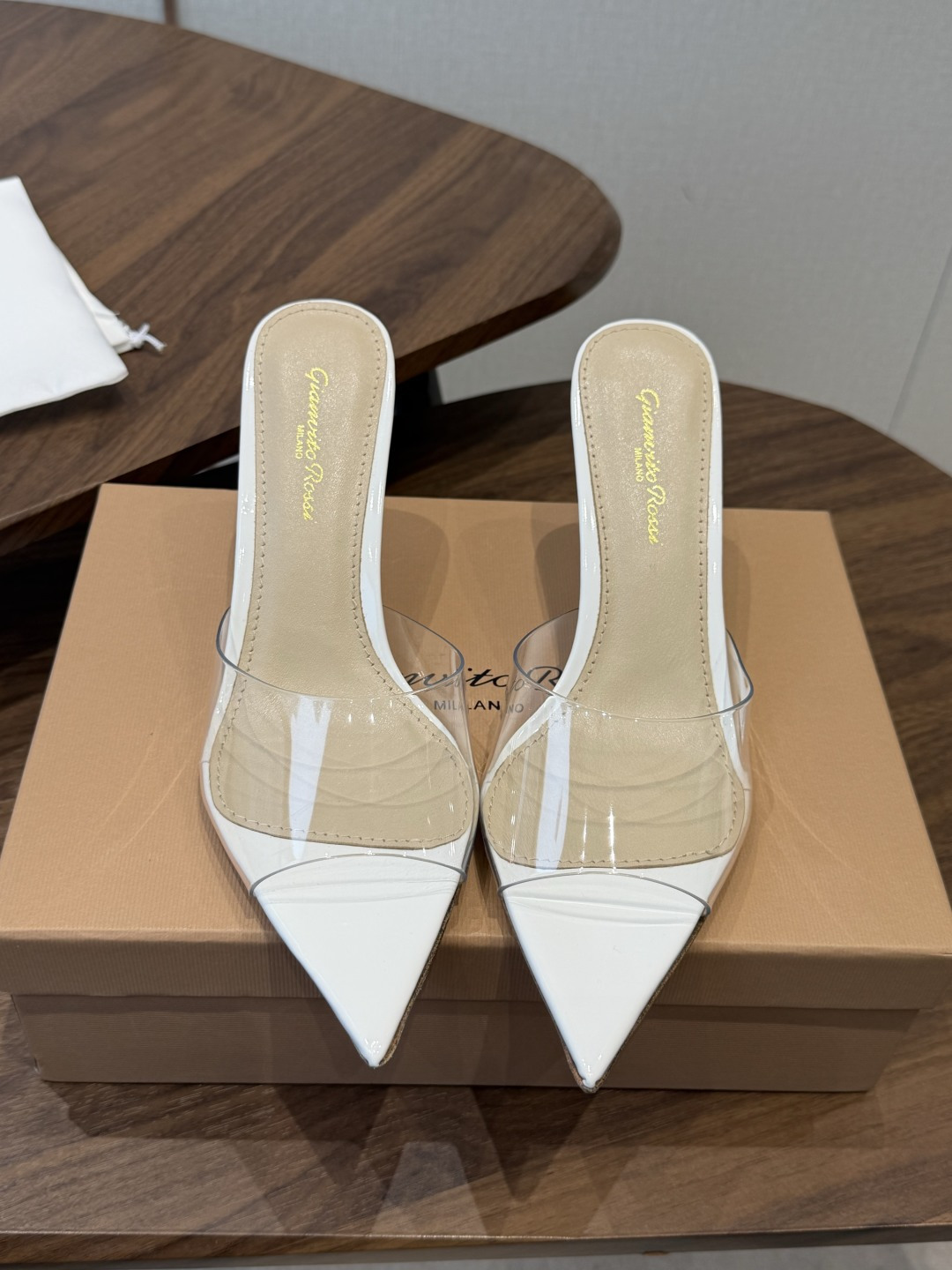 吉安维托·罗西Gianvito Rossi 26春夏 尖头 细跟 凉拖鞋！轻松移动，高跟凉拖鞋！特色钻扣