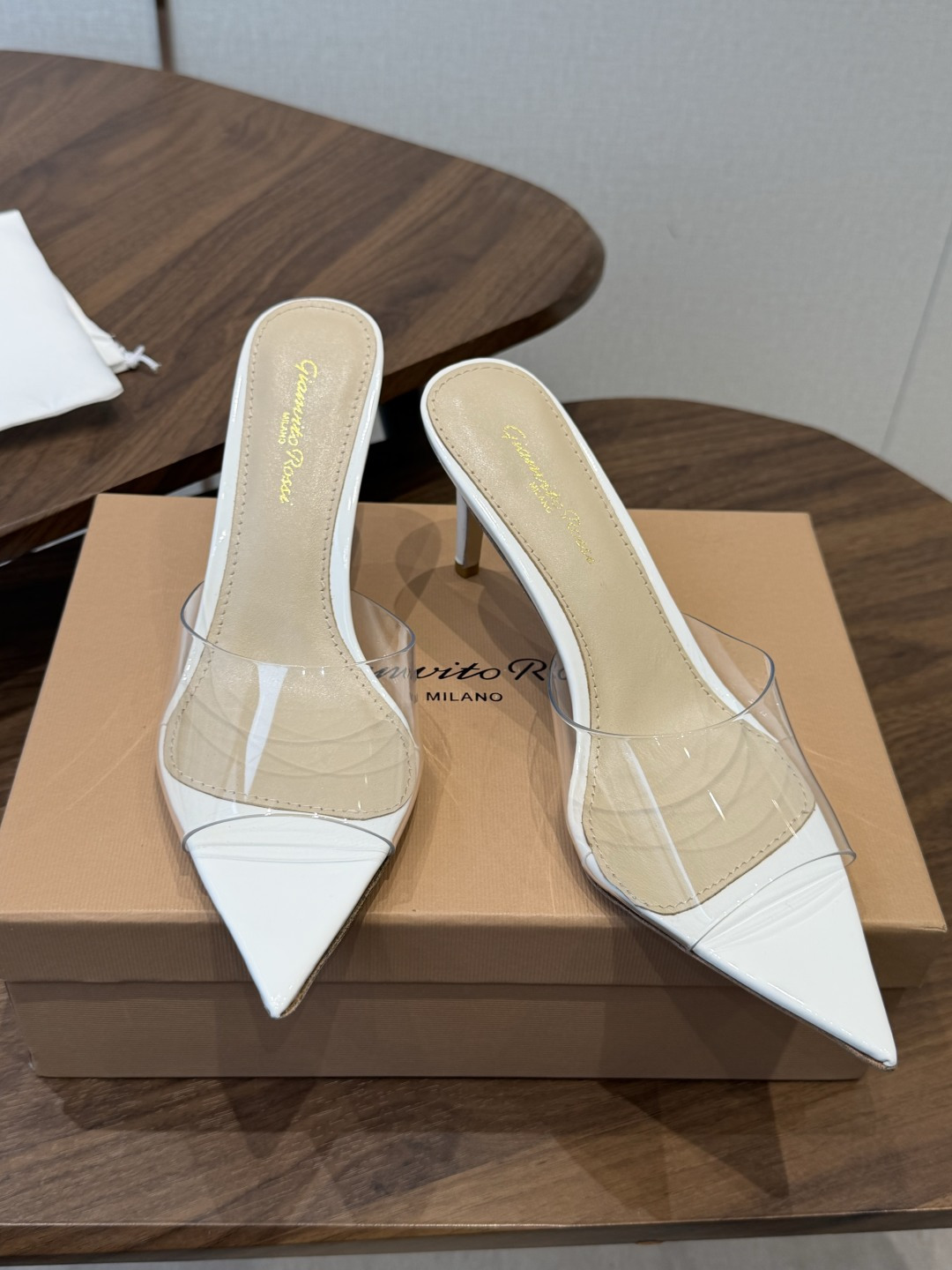 吉安维托·罗西Gianvito Rossi 26春夏 尖头 细跟 凉拖鞋！轻松移动，高跟凉拖鞋！特色钻扣