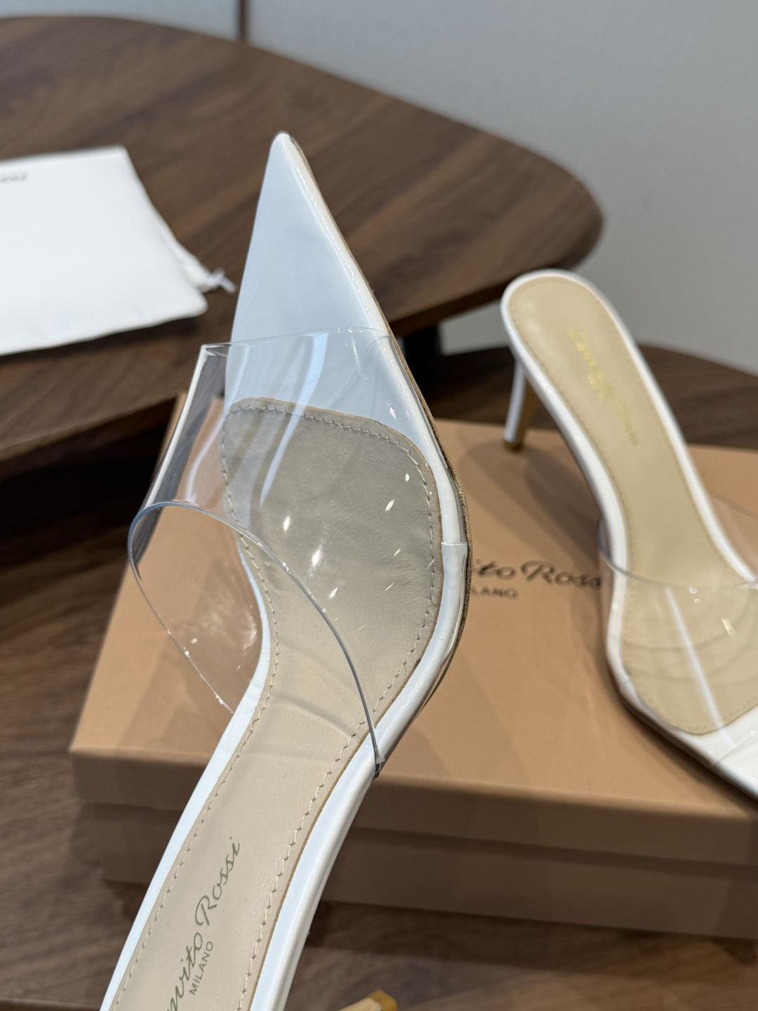 吉安维托·罗西Gianvito Rossi 26春夏 尖头 细跟 凉拖鞋！轻松移动，高跟凉拖鞋！特色钻扣