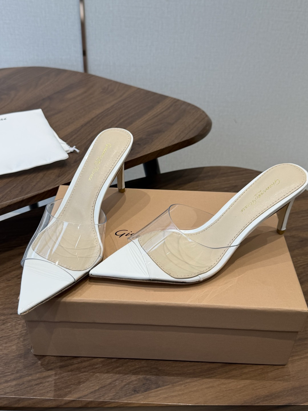 吉安维托·罗西Gianvito Rossi 26春夏 尖头 细跟 凉拖鞋！轻松移动，高跟凉拖鞋！特色钻扣