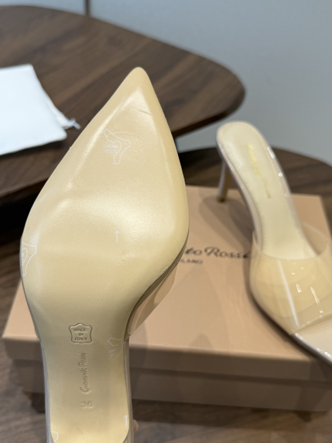 吉安维托·罗西Gianvito Rossi 26春夏 尖头 细跟 凉拖鞋！轻松移动，高跟凉拖鞋！特色钻扣