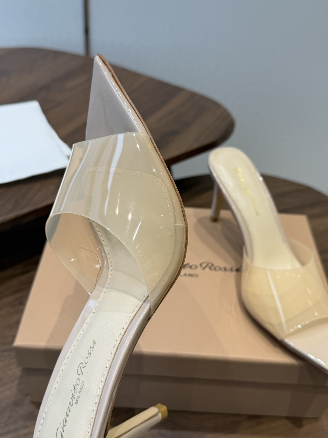 吉安维托·罗西Gianvito Rossi 26春夏 尖头 细跟 凉拖鞋！轻松移动，高跟凉拖鞋！特色钻扣