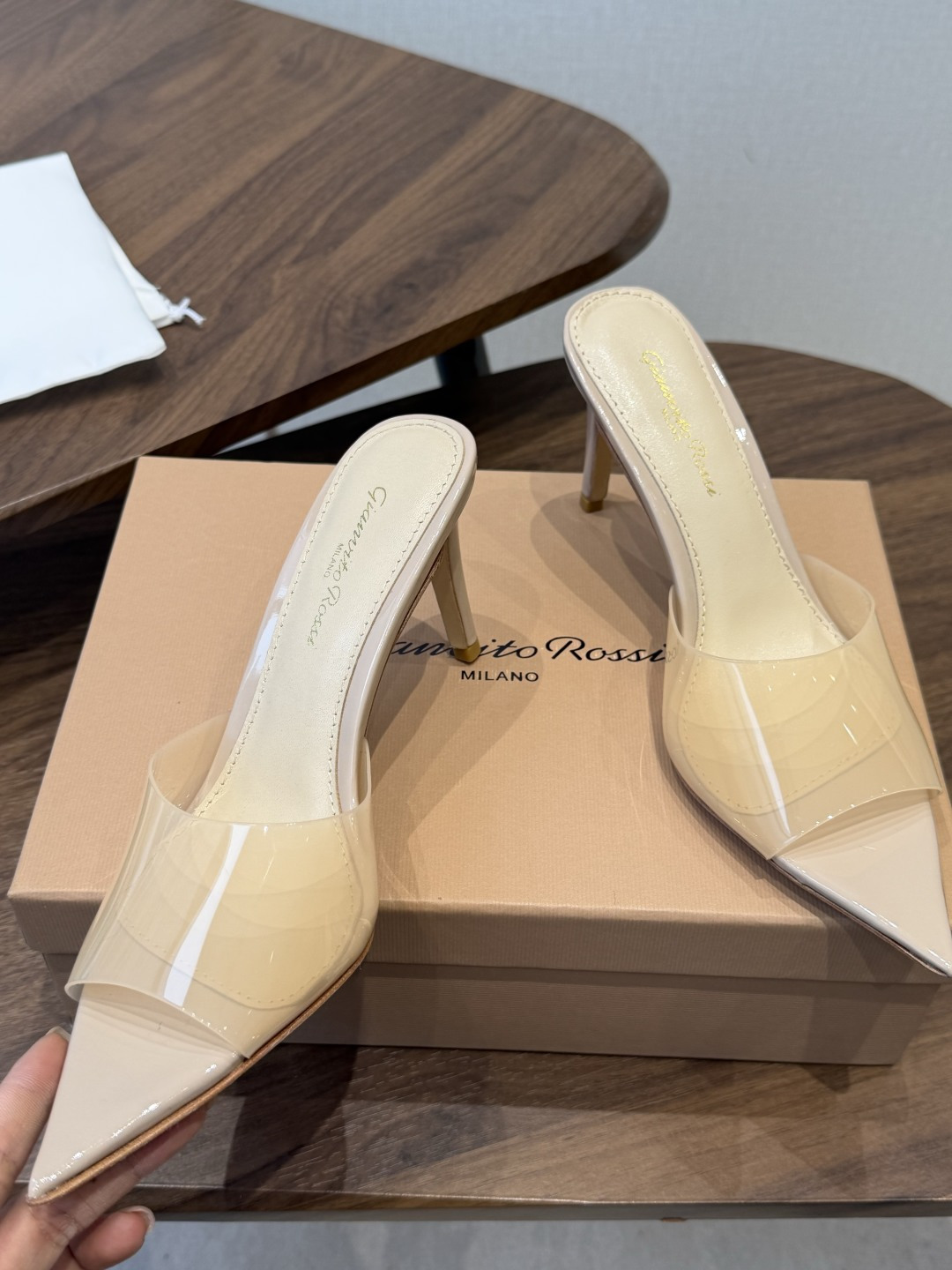 吉安维托·罗西Gianvito Rossi 26春夏 尖头 细跟 凉拖鞋！轻松移动，高跟凉拖鞋！特色钻扣