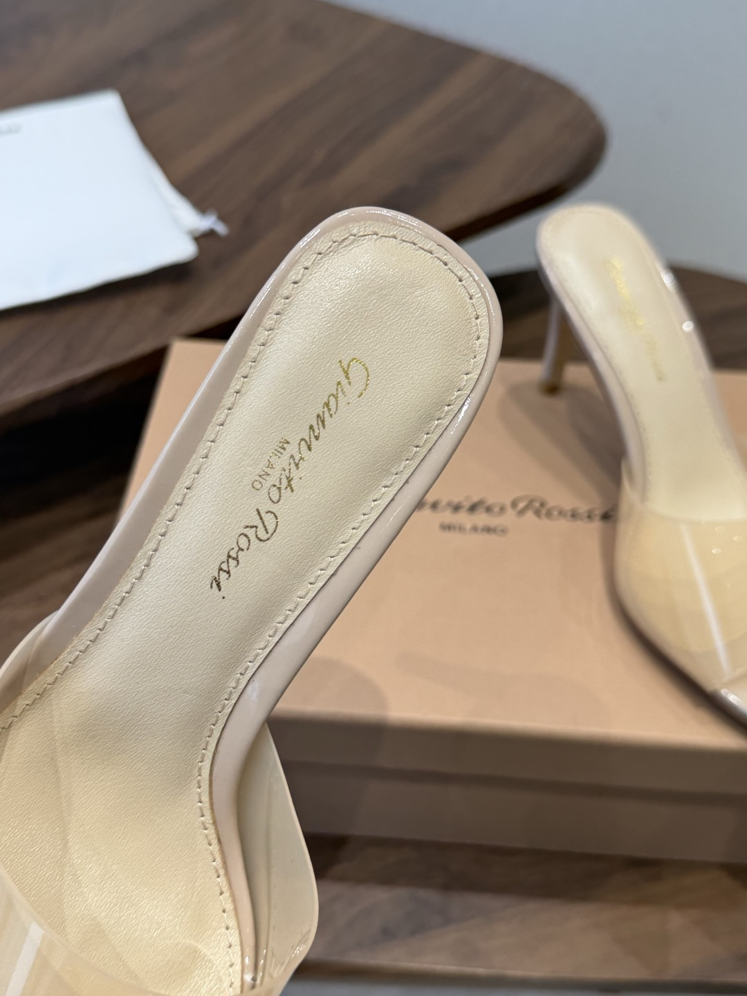 吉安维托·罗西Gianvito Rossi 26春夏 尖头 细跟 凉拖鞋！轻松移动，高跟凉拖鞋！特色钻扣