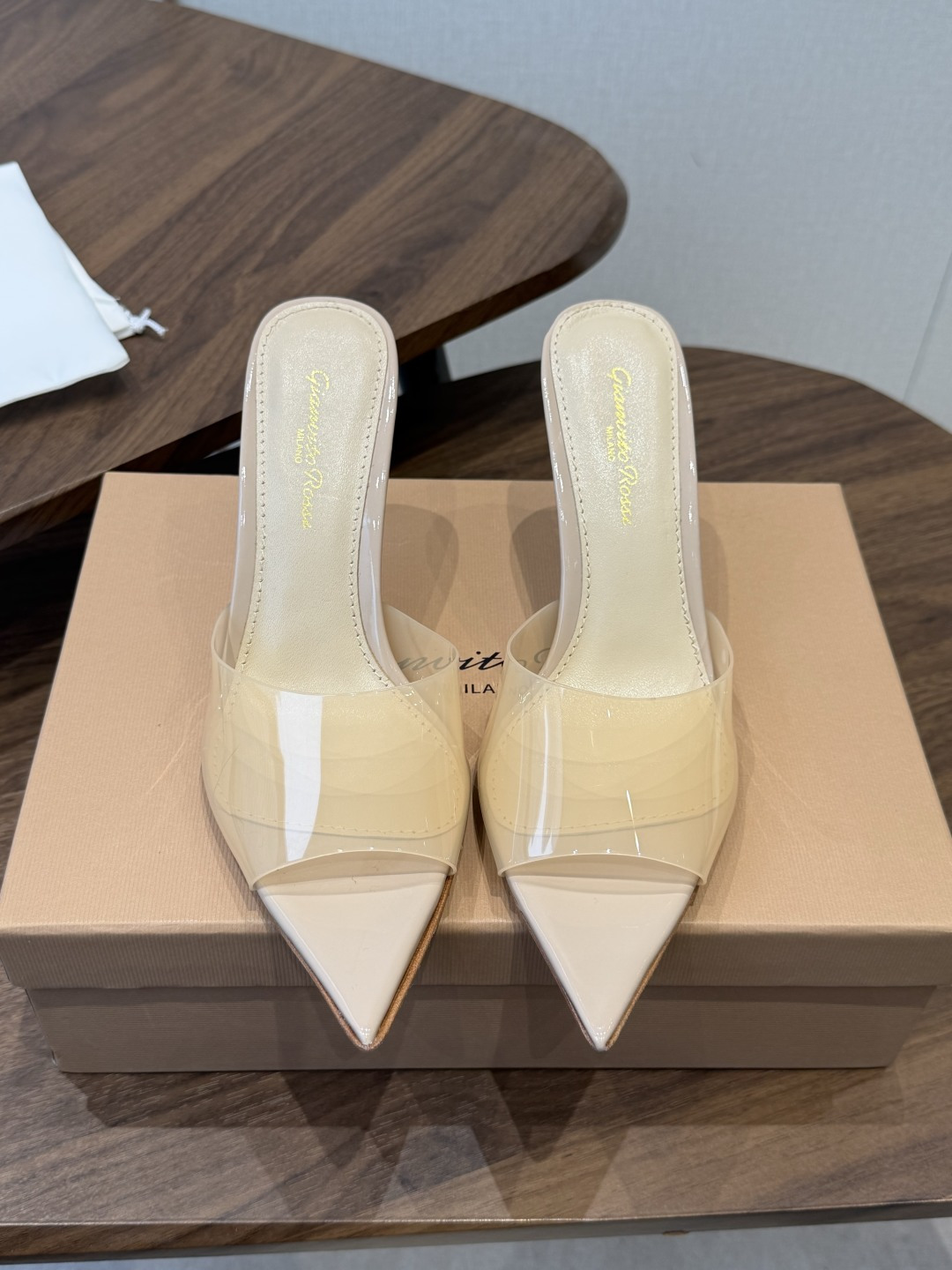 吉安维托·罗西Gianvito Rossi 26春夏 尖头 细跟 凉拖鞋！轻松移动，高跟凉拖鞋！特色钻扣