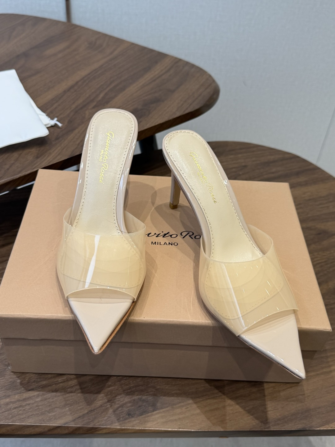 吉安维托·罗西Gianvito Rossi 26春夏 尖头 细跟 凉拖鞋！轻松移动，高跟凉拖鞋！特色钻扣