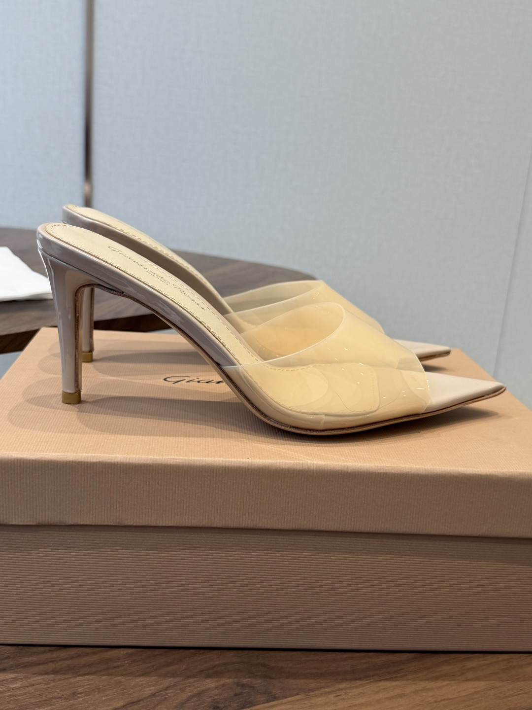 吉安维托·罗西Gianvito Rossi 26春夏 尖头 细跟 凉拖鞋！轻松移动，高跟凉拖鞋！特色钻扣