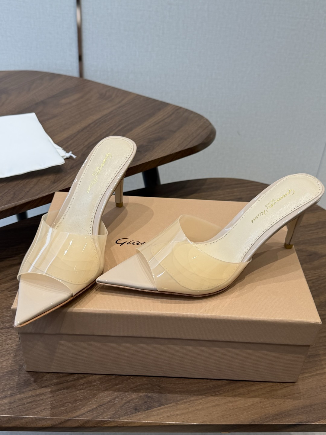 吉安维托·罗西Gianvito Rossi 26春夏 尖头 细跟 凉拖鞋！轻松移动，高跟凉拖鞋！特色钻扣