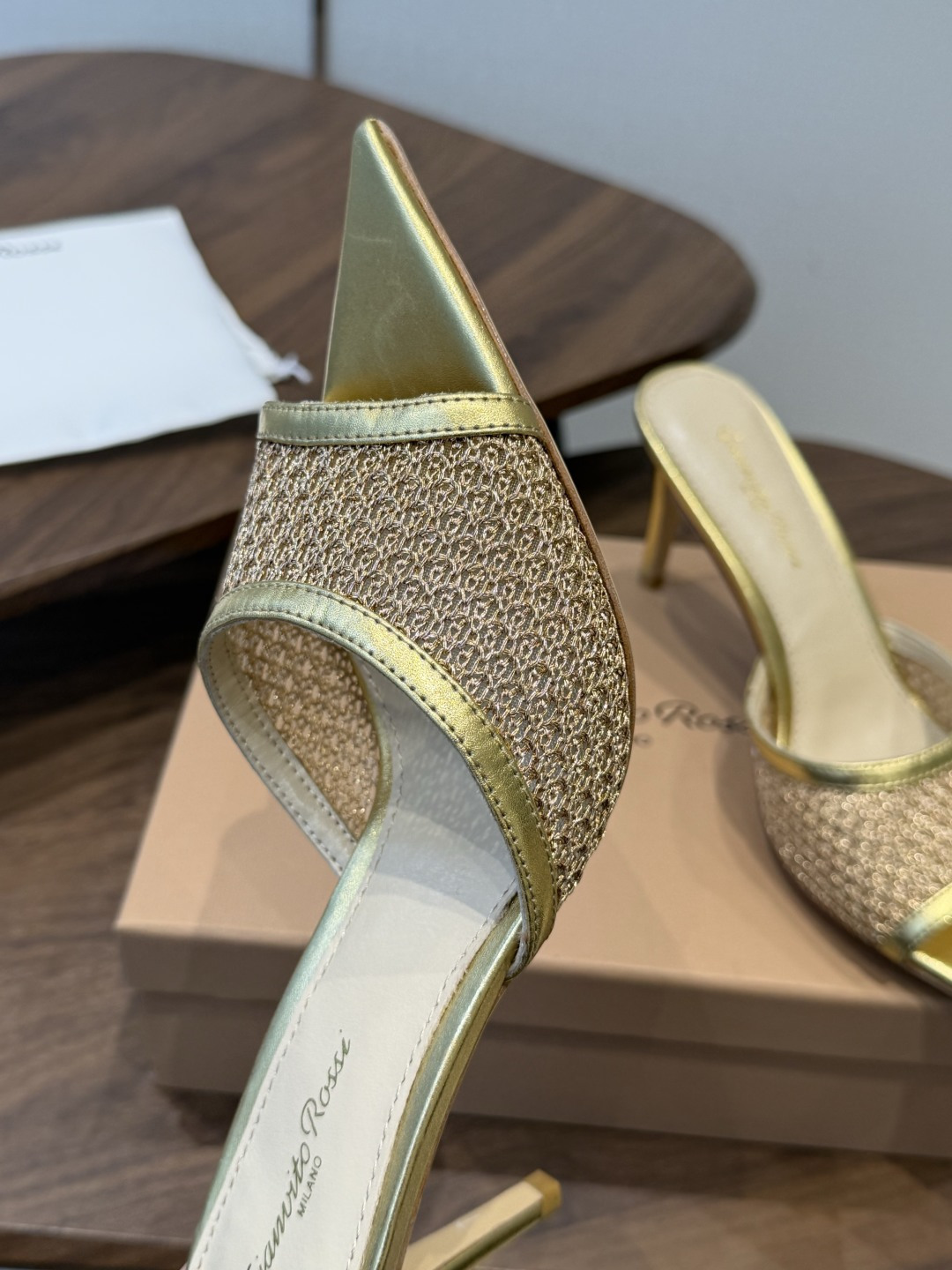 吉安维托·罗西Gianvito Rossi 26春夏 尖头 细跟 凉拖鞋！轻松移动，高跟凉拖鞋！特色钻扣