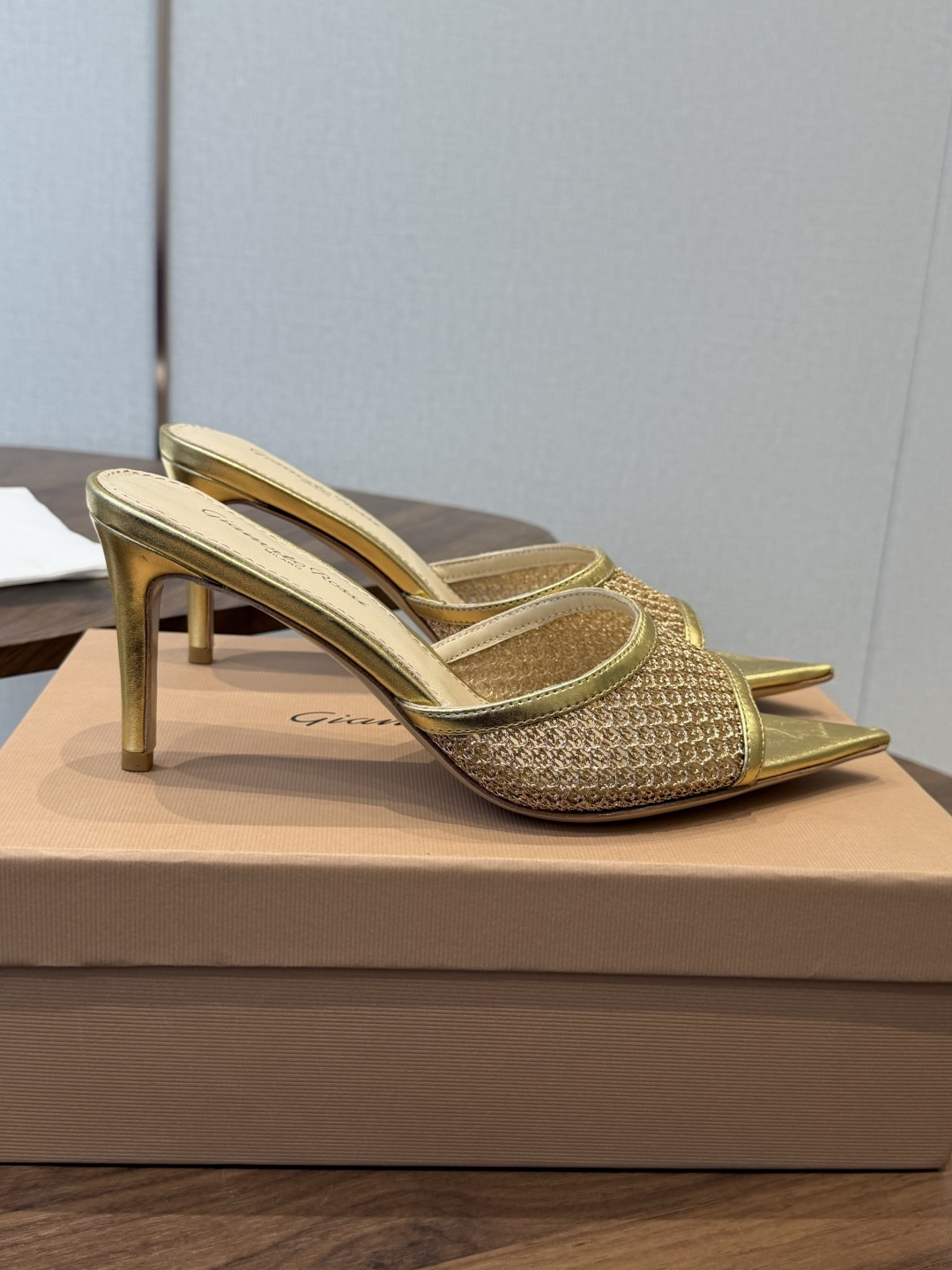 吉安维托·罗西Gianvito Rossi 26春夏 尖头 细跟 凉拖鞋！轻松移动，高跟凉拖鞋！特色钻扣