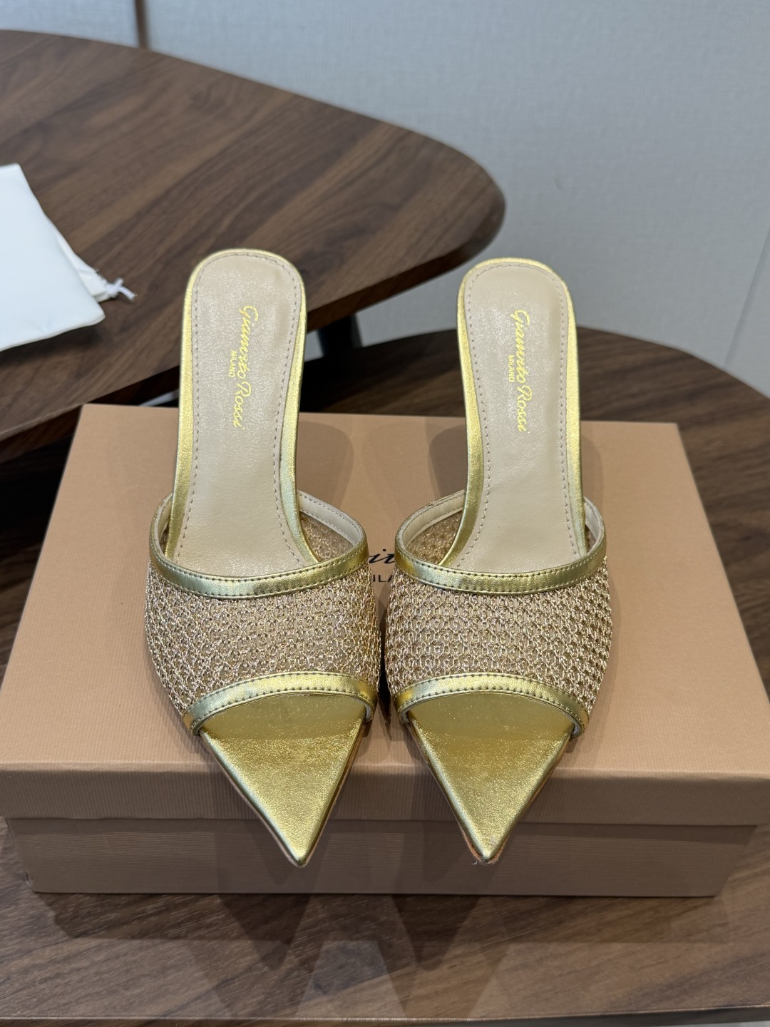 吉安维托·罗西Gianvito Rossi 26春夏 尖头 细跟 凉拖鞋！轻松移动，高跟凉拖鞋！特色钻扣