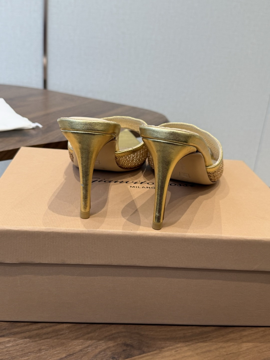吉安维托·罗西Gianvito Rossi 26春夏 尖头 细跟 凉拖鞋！轻松移动，高跟凉拖鞋！特色钻扣